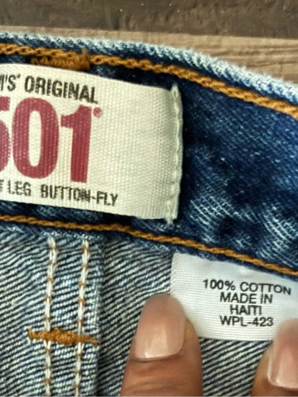 Levi's 501 Men's Straight Jeans in Light Blue Wash - Picture 9 of 12